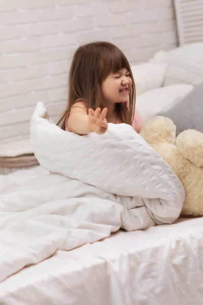 Mignonne petite fille enfant se réveille du sommeil — Photo