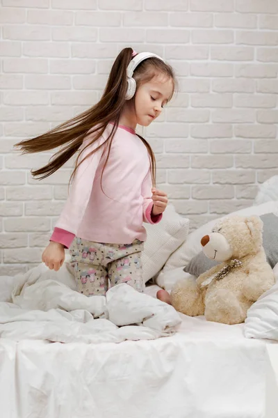 Petite fille enfant écoutant la musique avec les écouteurs — Photo