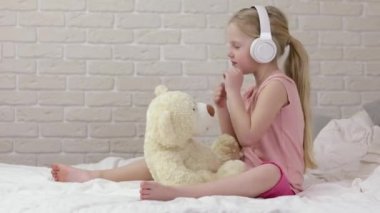küçük çocuk kız kız kulaklık ile müzik dinlerken