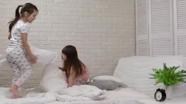 Twee schattige kinderen meisjes spelen in de slaapkamer. — Stockvideo