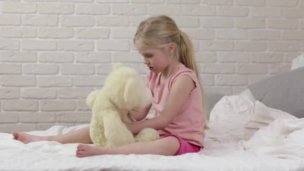 Adorável menina criança feliz brincando com ursinho de pelúcia — Vídeo de Stock