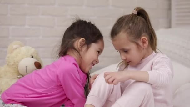 Deux filles mignonnes enfants jouant dans la chambre . — Video