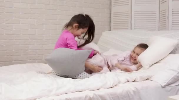 Dwa słodkie dzieci dziewczyny bawią się w sypialni. — Wideo stockowe
