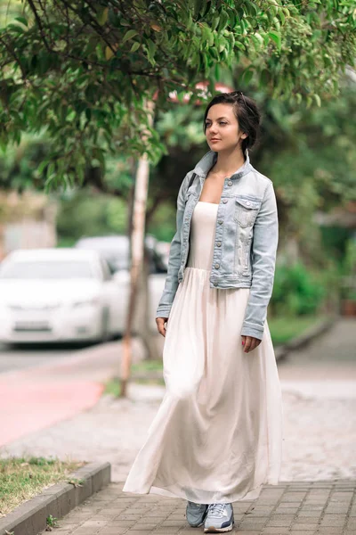 Attraktiv kvinna i klänning promenader genom stadens gator — Stockfoto
