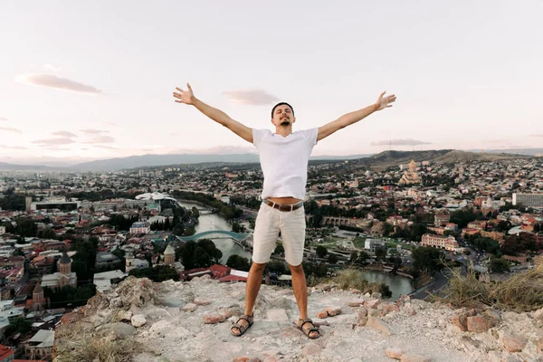 Mann auf dem Hintergrund des Panoramablick auf Tiflis — Stockfoto