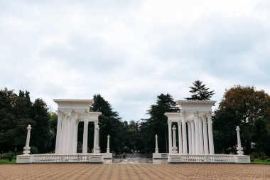 Batum, Gürcistan-10 Eylül 2018: Batum sahil parkında güzel bir Colonnade