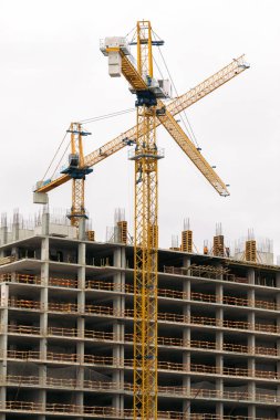 inşaat sarı vinç ve bina şantiye