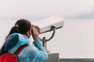 turist sikke işletilen dürbün ile bakıyor