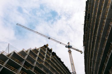 inşaat sarı vinç ve bina şantiye