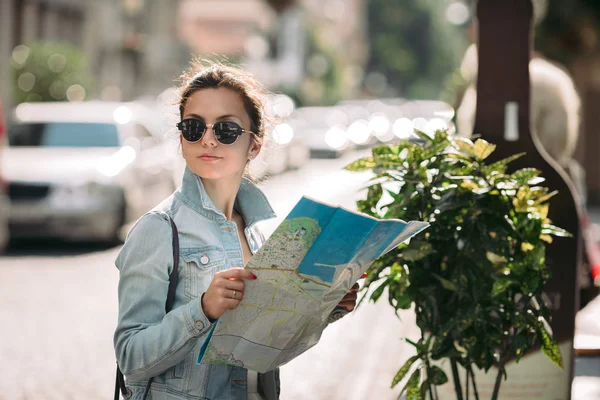Turista mujer mirando el mapa en la calle — Foto de Stock