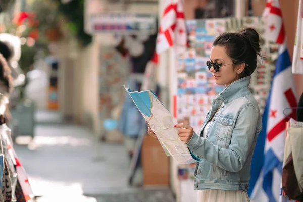 Turista mujer mirando el mapa en la calle — Foto de Stock