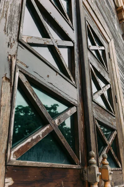 Elementos de madera en las puertas de un edificio antiguo —  Fotos de Stock