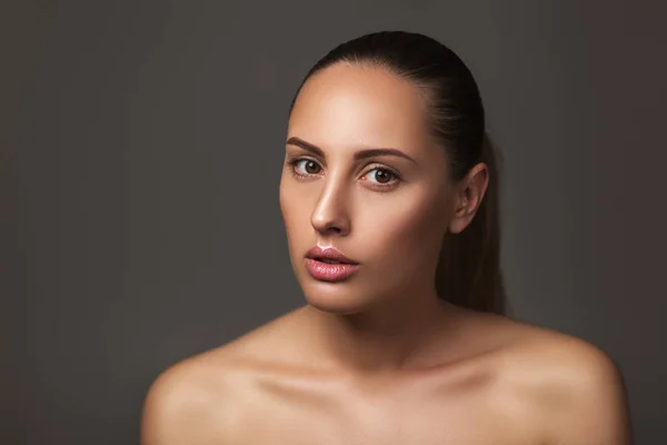 Schoonheid portret van vrouwelijke gezicht met natuurlijke perfecte huid. — Stockfoto