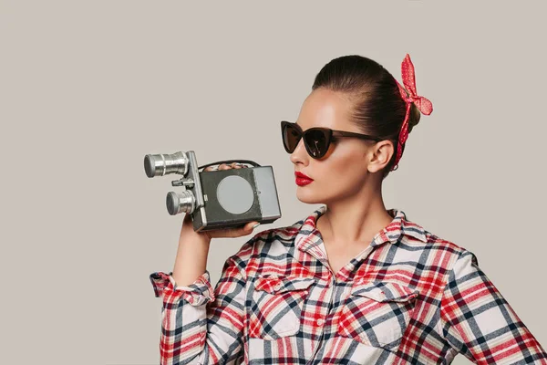 Pin-Up Dziewczyna w Plaid shirt gospodarstwa stary rocznika kamery. — Zdjęcie stockowe