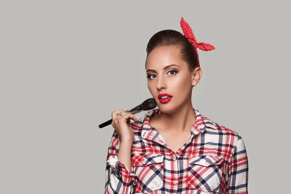 Pin-up meisje houden make-up borstel. vrouw Blusher toepassen. — Stockfoto
