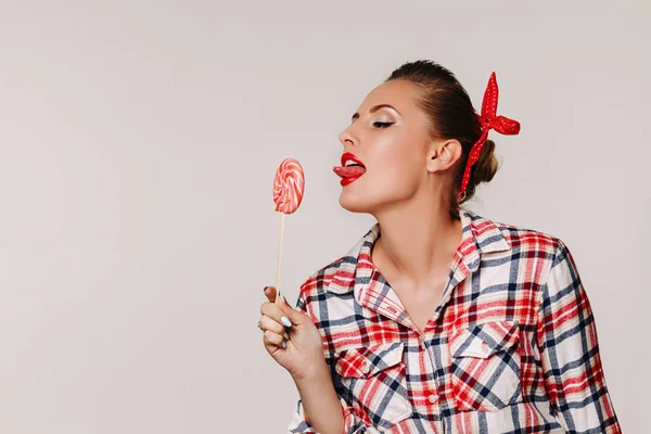 Красивая pin-up женщина с lollipop . — стоковое фото