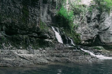 Dağ nehri Şelalesi manzarası