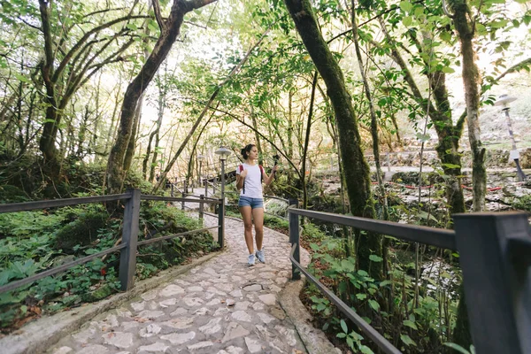 Turista femenina con mochila caminando — Foto de Stock