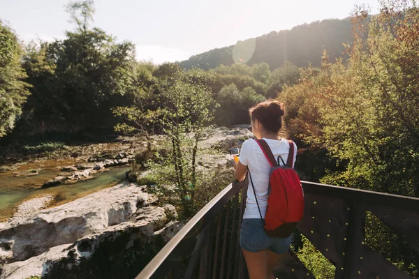 Touristin mit Rucksack zu Fuß — Stockfoto