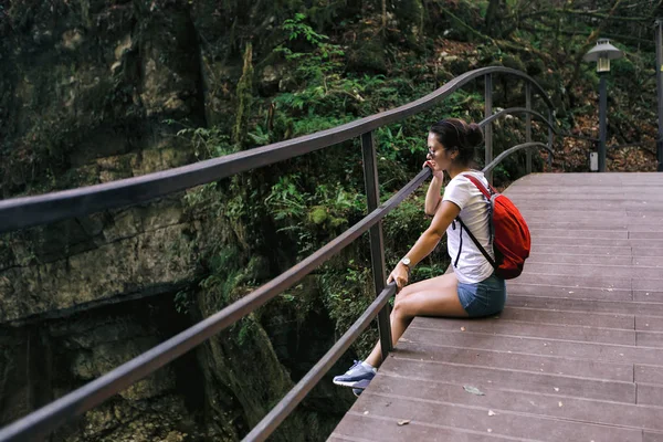 Touristin mit Rucksack zu Fuß — Stockfoto