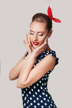pin kadar portre kadın polka nokta elbise.