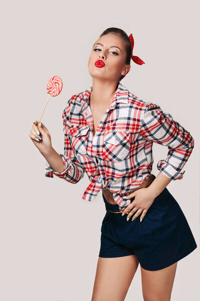 красивая pin-up женщина с lollipop
.