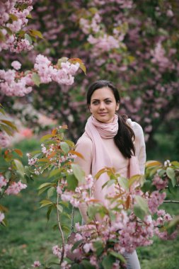 esmer kadın parkta bahar günü zevk