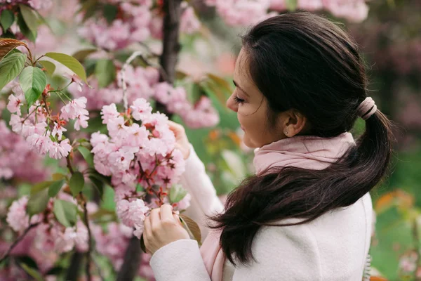 Brunetta donna godendo di primavera giorno nel parco — Foto Stock
