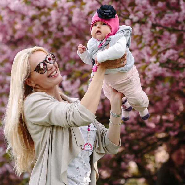 Mooie jonge moeder wandelingen met een kleine dochter — Stockfoto