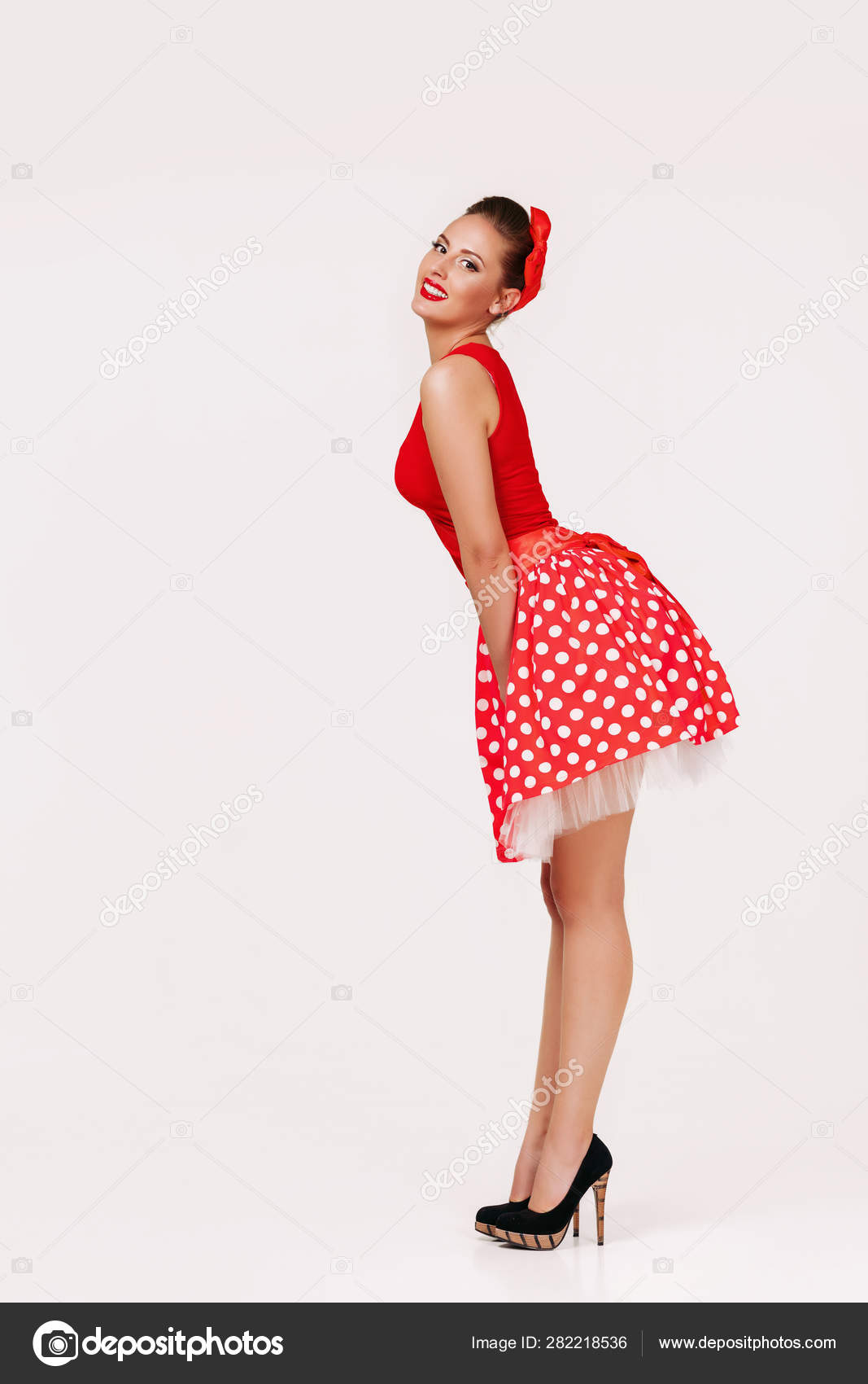 Sonriente pin up mujer vestido rojo lunares: fotografía de stock © erstudio #282218536 Depositphotos