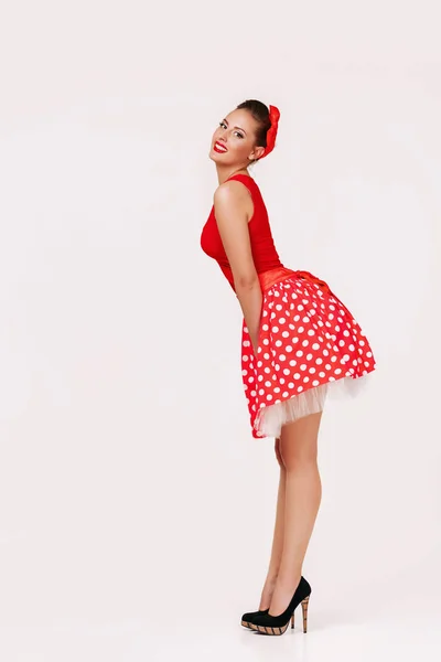 Sonriente pin up mujer en vestido rojo lunares — Foto de Stock