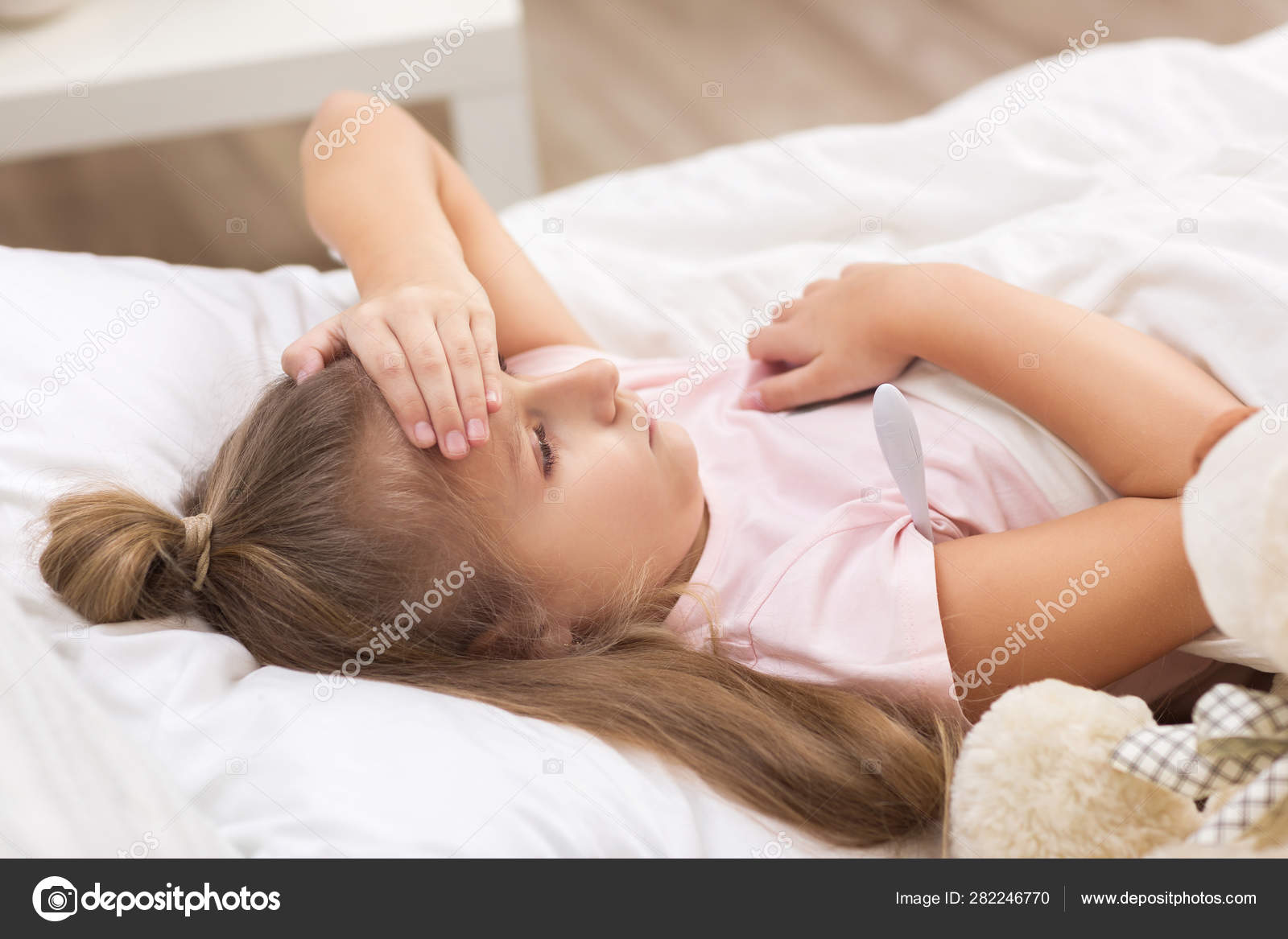 Petite Fille Malade Couchee Au Lit Avec Thermometre Image Libre De Droit Par Erstudio C Petite Fille Malade Couchee Au Lit Avec Thermometre Image Libre De Droit Par Erstudio C