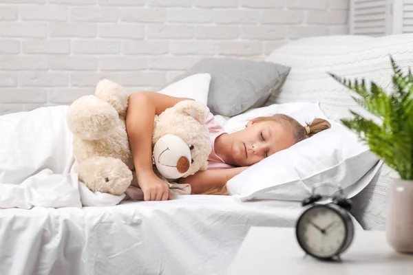 Schattige kleine kind meisje slapen met teddybeer — Stockfoto