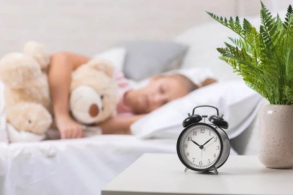 Linda niña durmiendo con oso de peluche — Foto de Stock