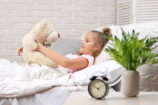 Niña jugando con osito de peluche — Foto de Stock