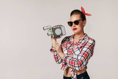 eski vintage kamera tutan ekose gömlek pin-up kız.