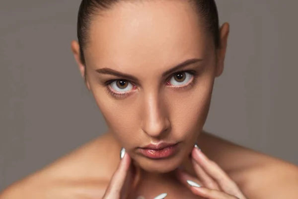 Retrato de beleza do rosto feminino com pele perfeita natural . — Fotografia de Stock