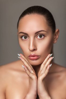 güzel kadın kendi yüzüne dokunun. hafif çıplak makyaj ile model