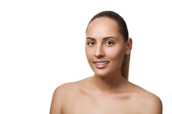 Skönhetsporträtt av kvinnligt ansikte med naturlig hud — Stockfoto