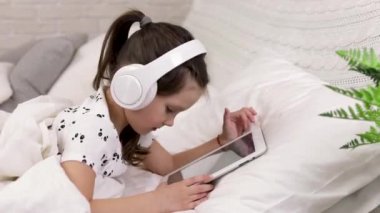küçük çocuk kız kız kulaklık ile müzik dinlerken