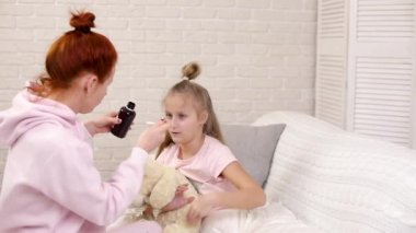 hasta küçük çocuğa antipiretik şurup döken anne