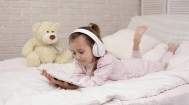 küçük çocuk kız kız kulaklık ile müzik dinlerken