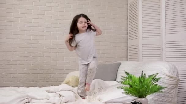 Duas crianças bonitos meninas brincando no quarto . — Vídeo de Stock