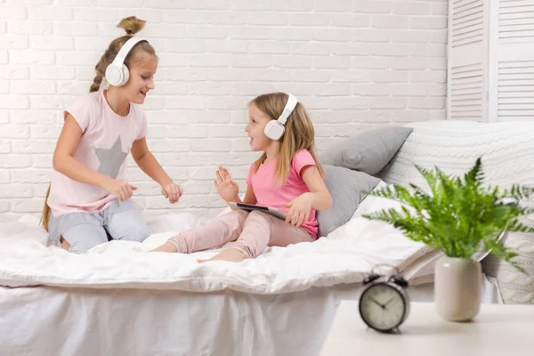 Két kis gyerekek lányok játszanak a hálószobában — Stock Fotó