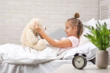 oyuncak ayı ile oynayan küçük çocuk kız
