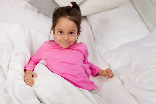 Niña pequeña sonriendo después de despertar — Foto de Stock