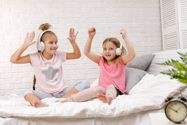 Duas crianças pequenas meninas brincam no quarto — Fotografia de Stock