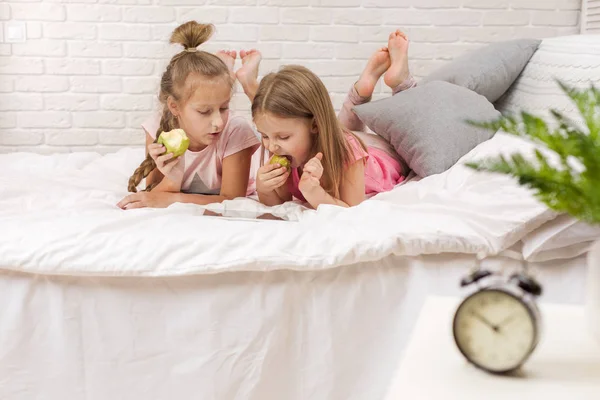 Duas crianças pequenas meninas brincam no quarto — Fotografia de Stock