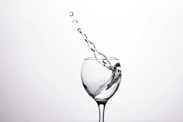 Éclaboussure d'eau dans le verre à vin — Photo