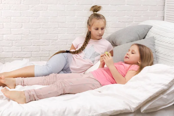 Duas crianças pequenas meninas brincam no quarto — Fotografia de Stock